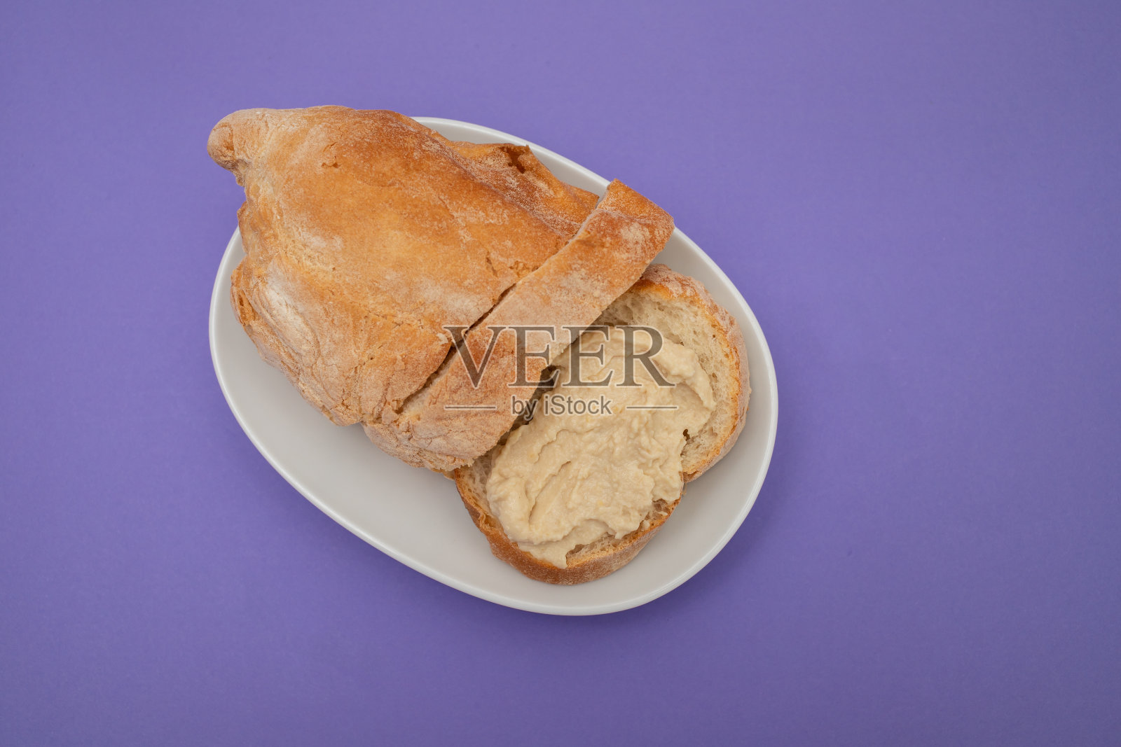 面包配自制鹰嘴豆泥，中东食物照片摄影图片