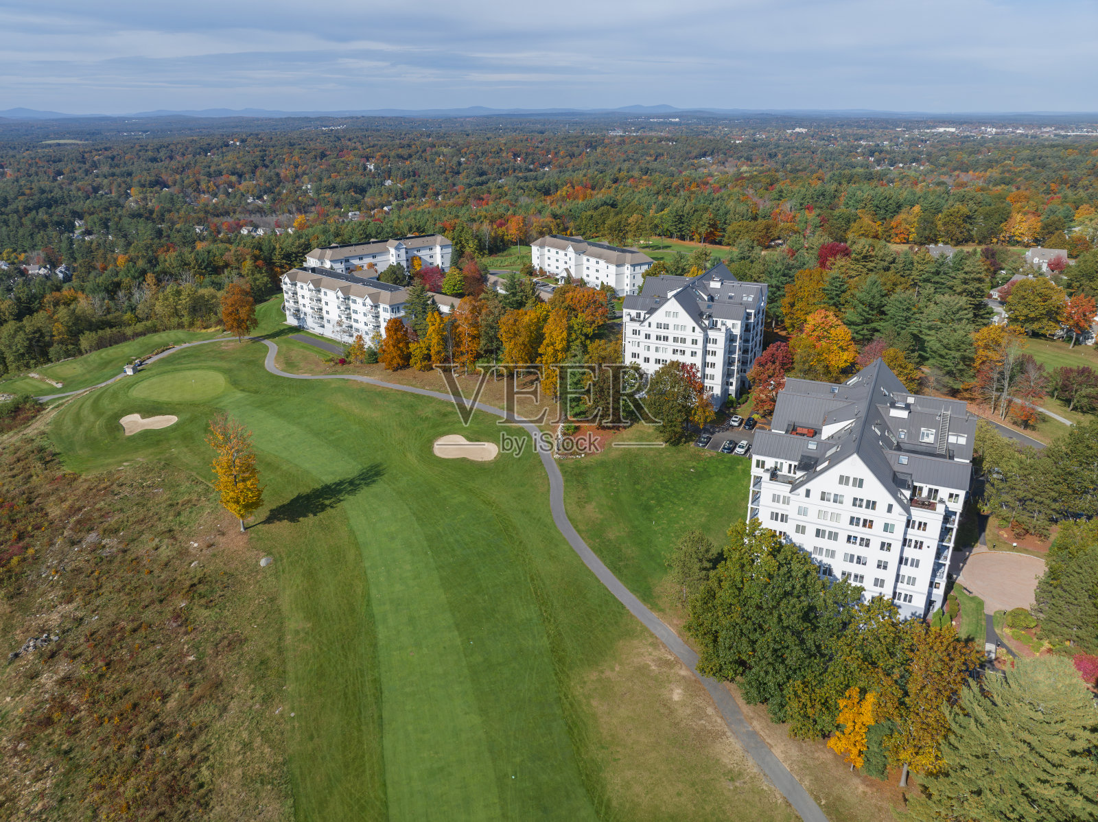 高尔夫球场旁边的公寓社区鸟瞰图照片摄影图片