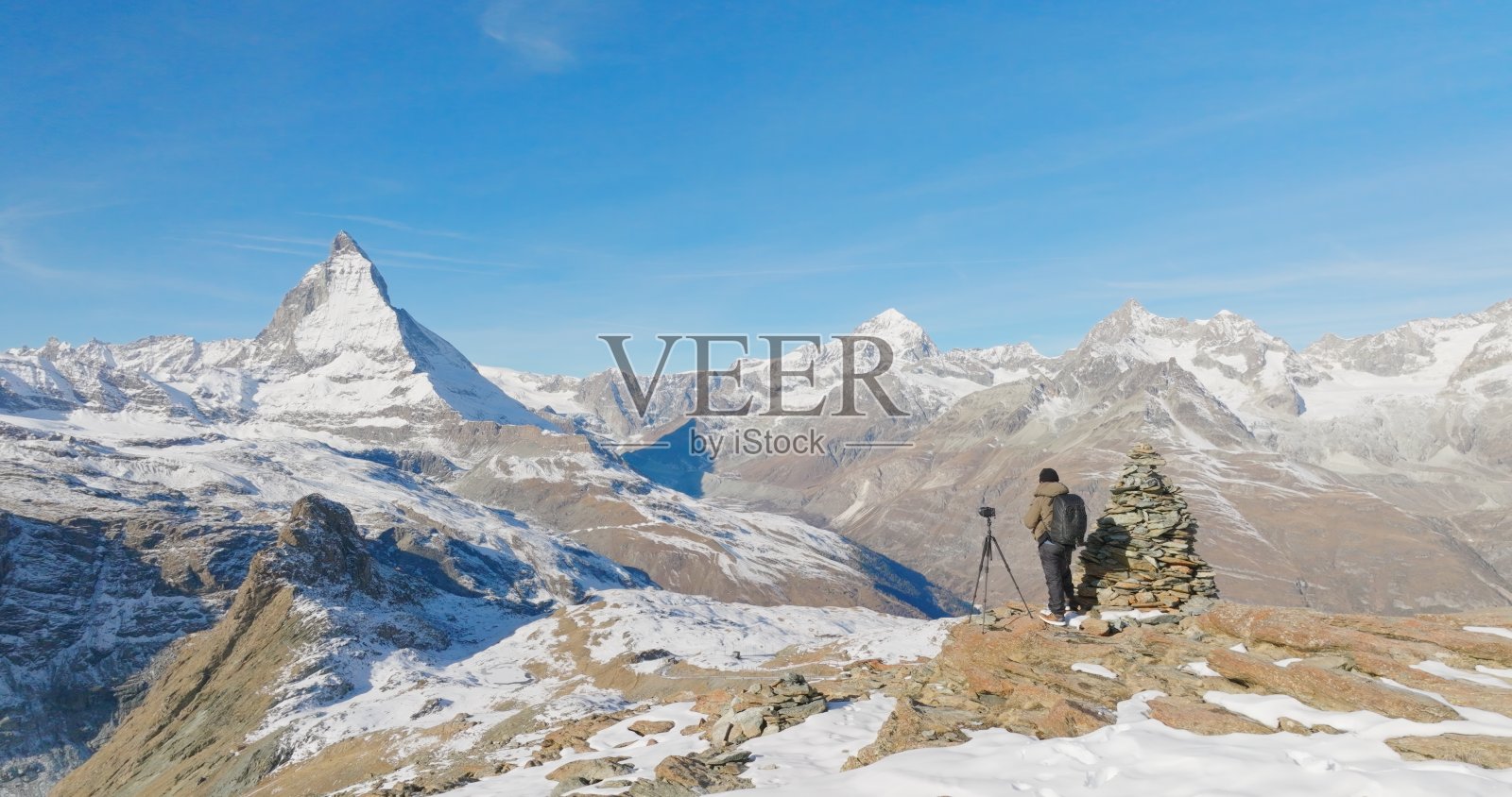 一名旅行者正在拍摄瑞士马特洪峰的美景。照片摄影图片
