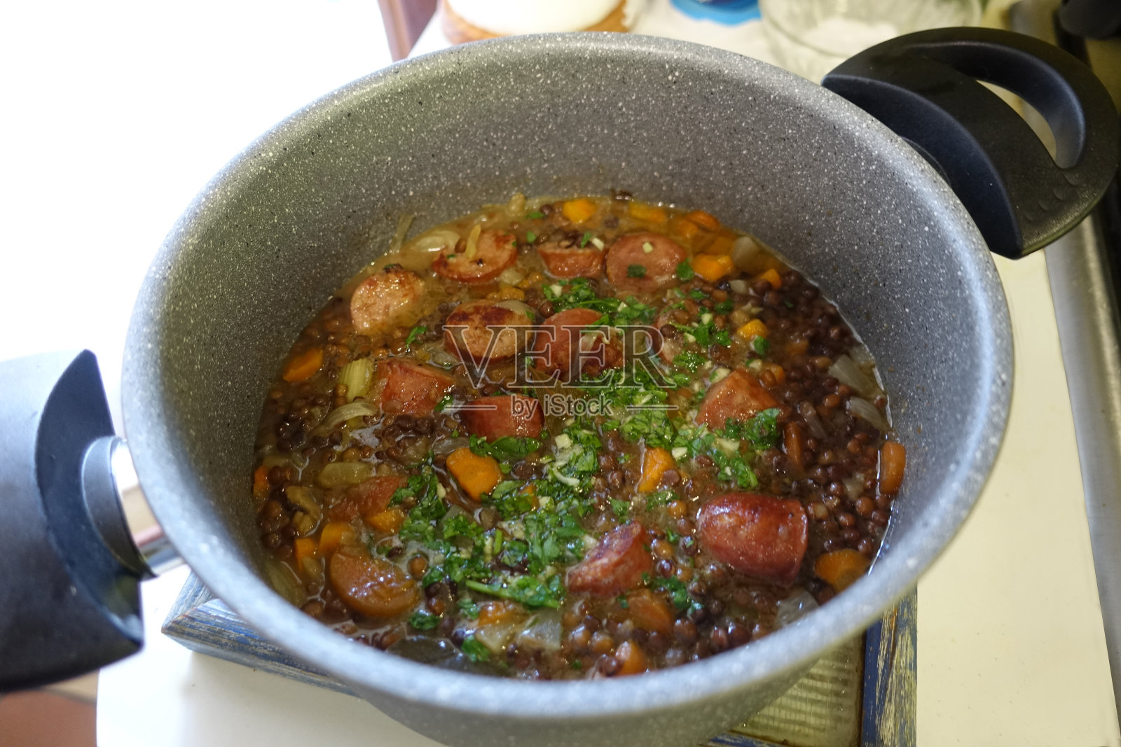 小扁豆配猪肉香肠，蒜末和欧芹照片摄影图片