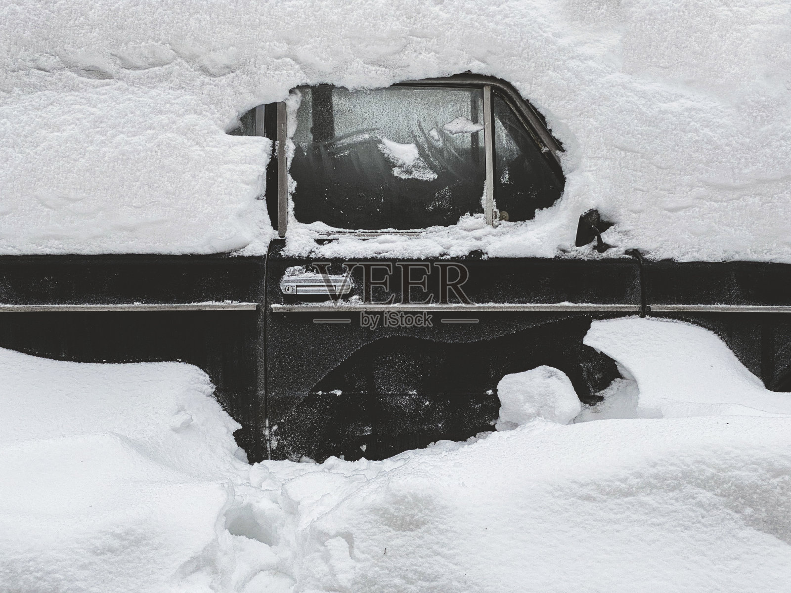 巨大的降雪将城市的汽车完全埋在雪下照片摄影图片