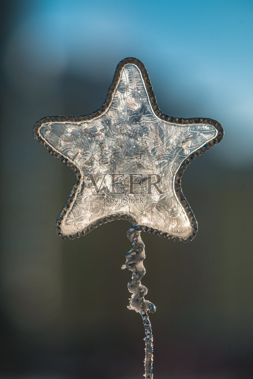 概念冬天，霜冻。美丽的霜纹上一颗星形，肥皂泡，冰天雪地照片摄影图片