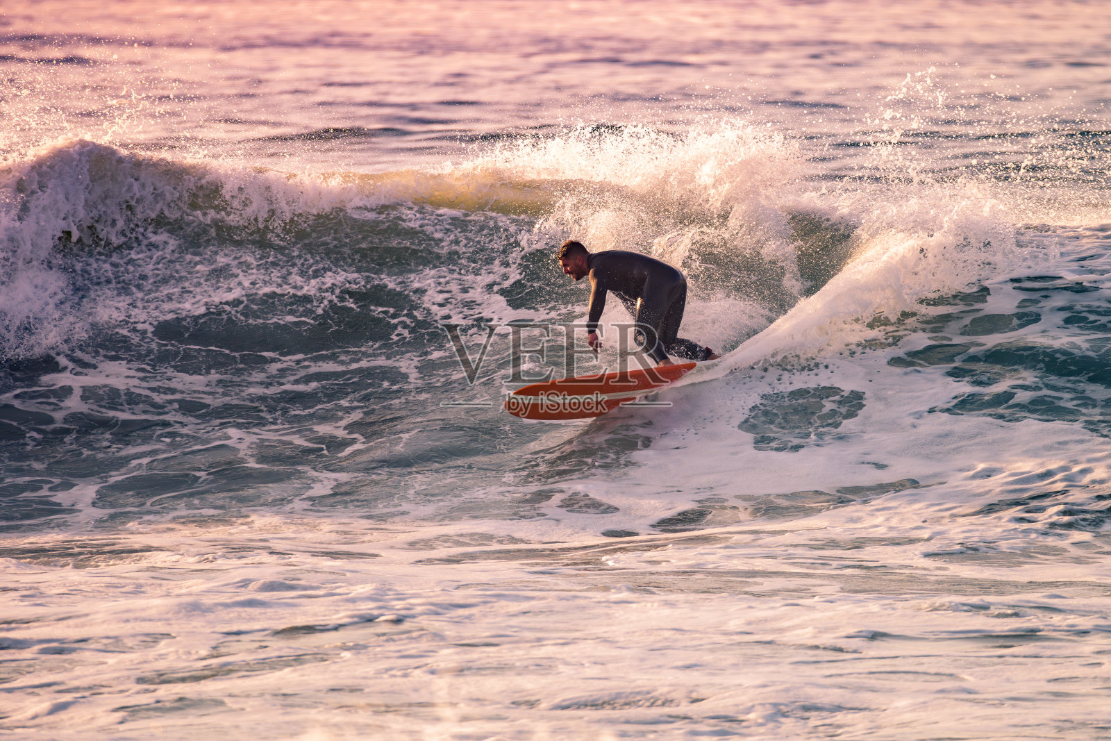 年轻人在夕阳下乘风而上照片摄影图片