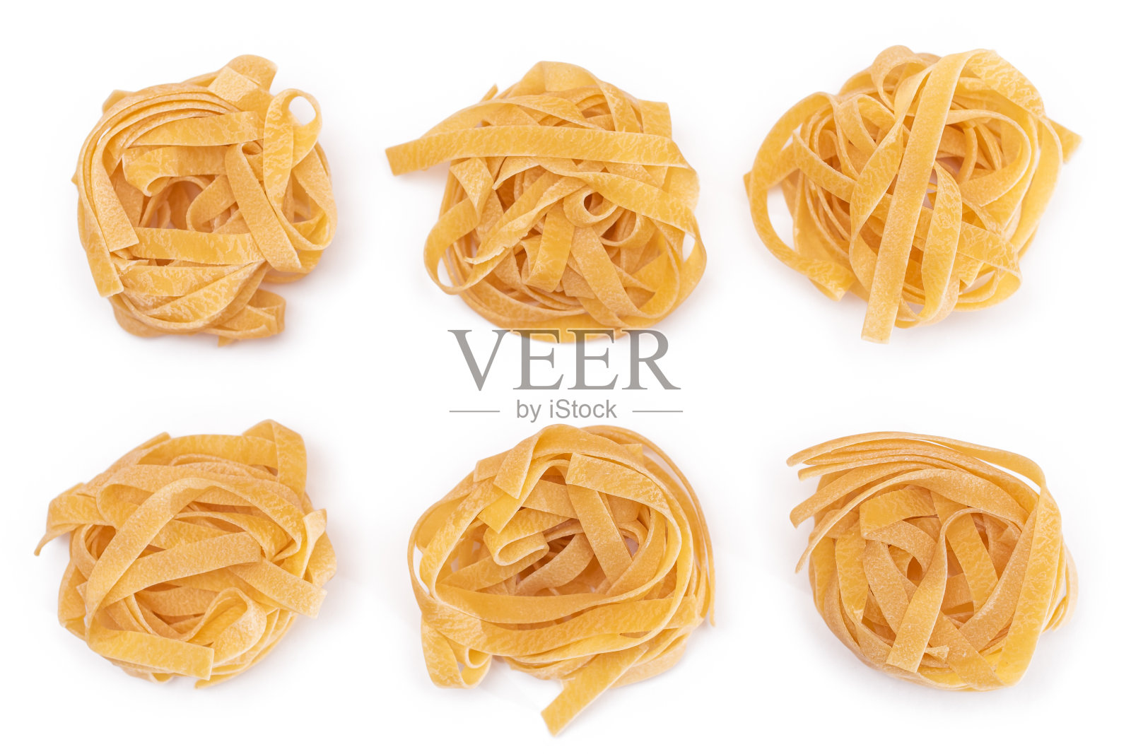 六个经典的意大利生鸡蛋宽面条-孤立的白色背景照片摄影图片