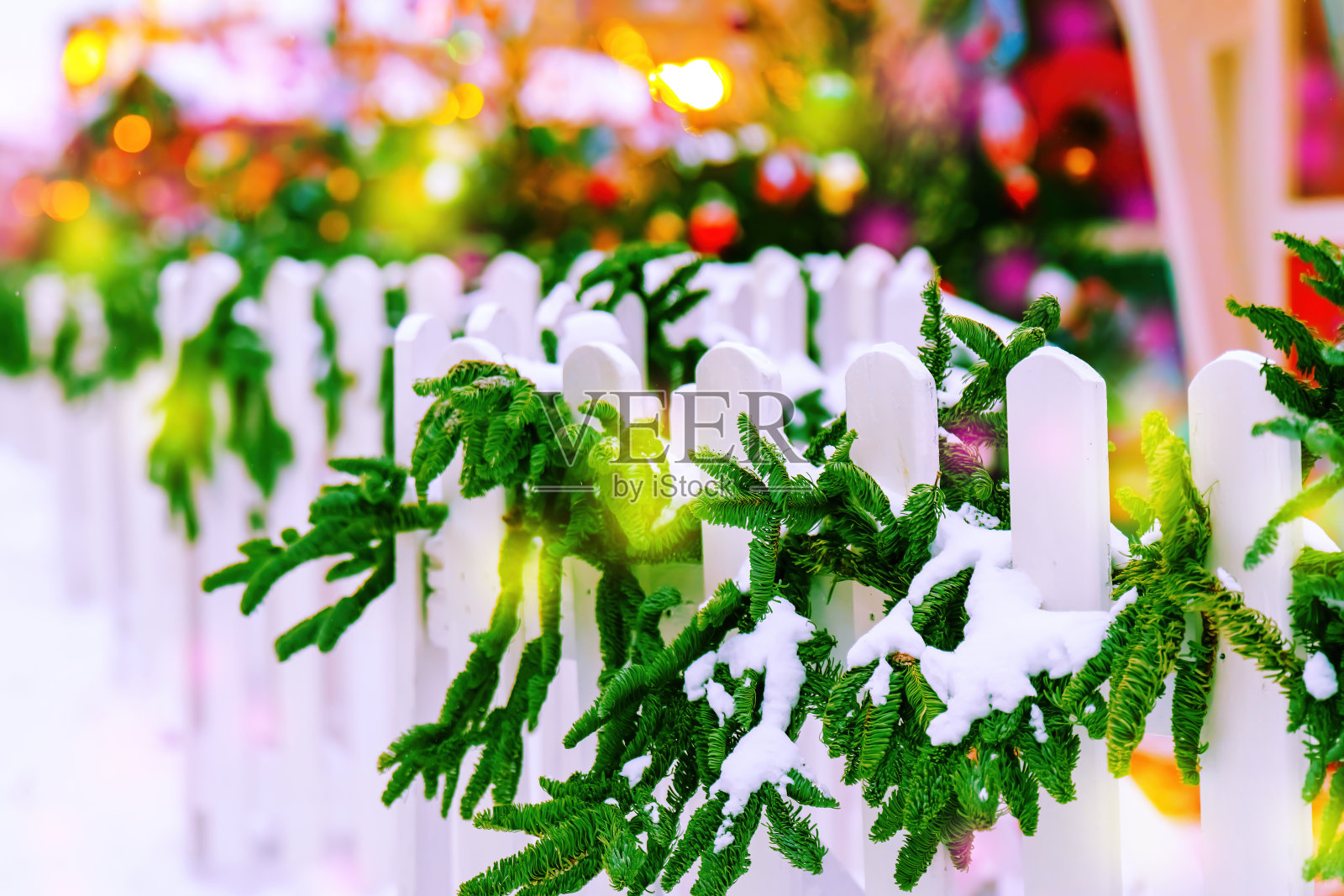 低矮的白色栅栏装饰着新的一年照片摄影图片