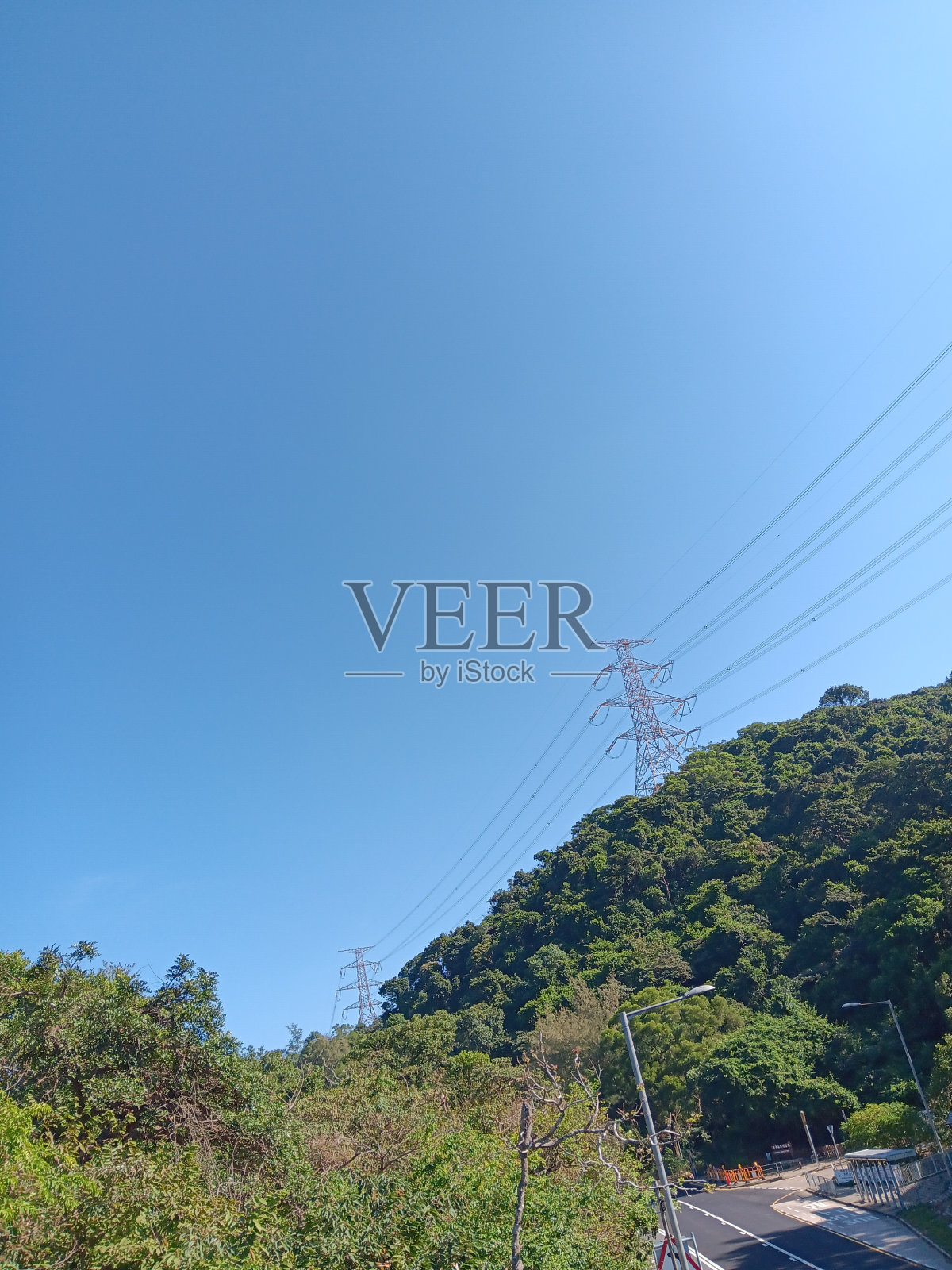 蓝天下的电力塔照片摄影图片