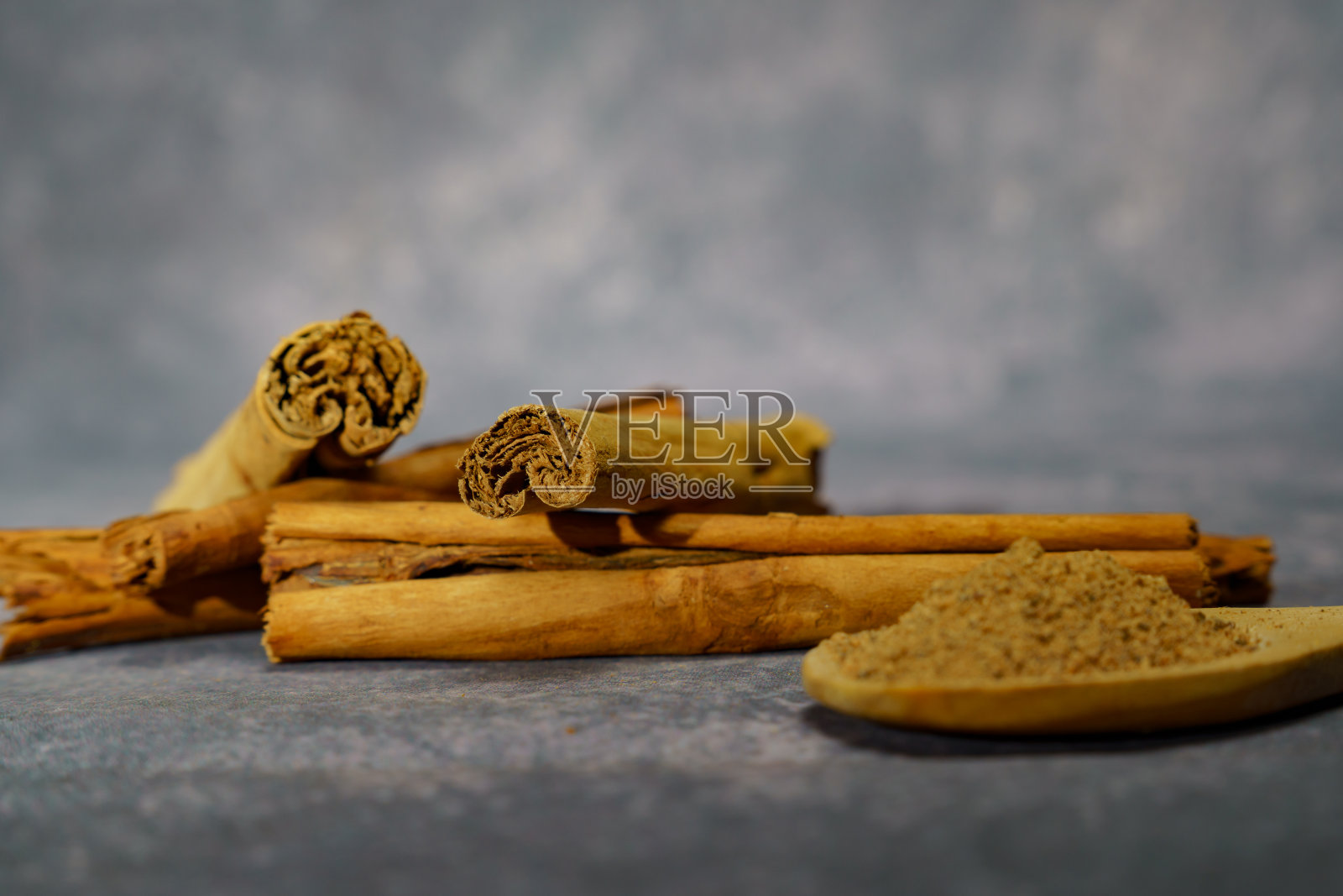 肉桂棒和肉桂粉照片摄影图片