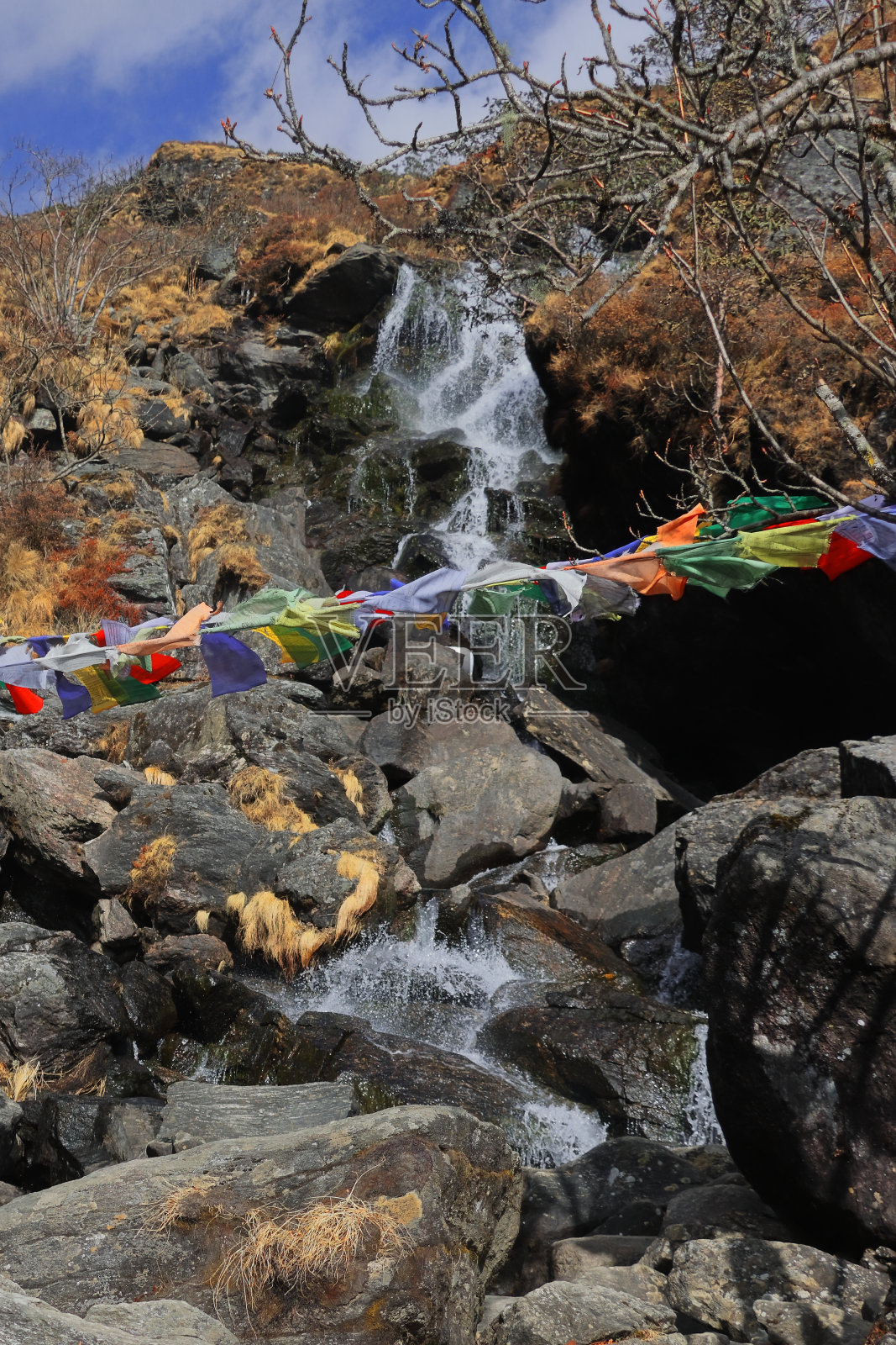 在印度乃堆拉山口附近的锡金东部，山涧流经巨石覆盖的山区照片摄影图片