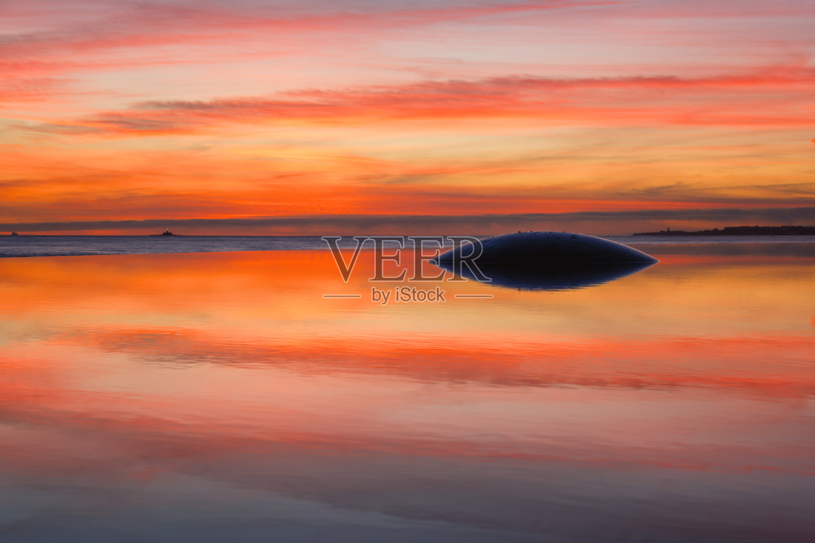 香帕利莫基金会附近的喷泉和游泳池。葡萄牙里斯本照片摄影图片