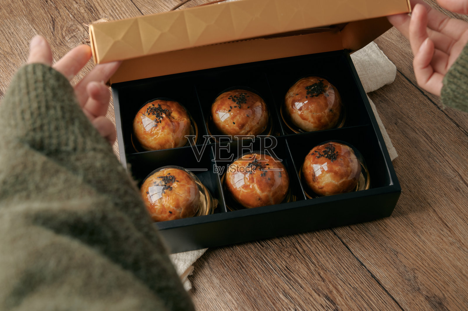 咸鸭蛋黄肉松配蛋黄酥照片摄影图片