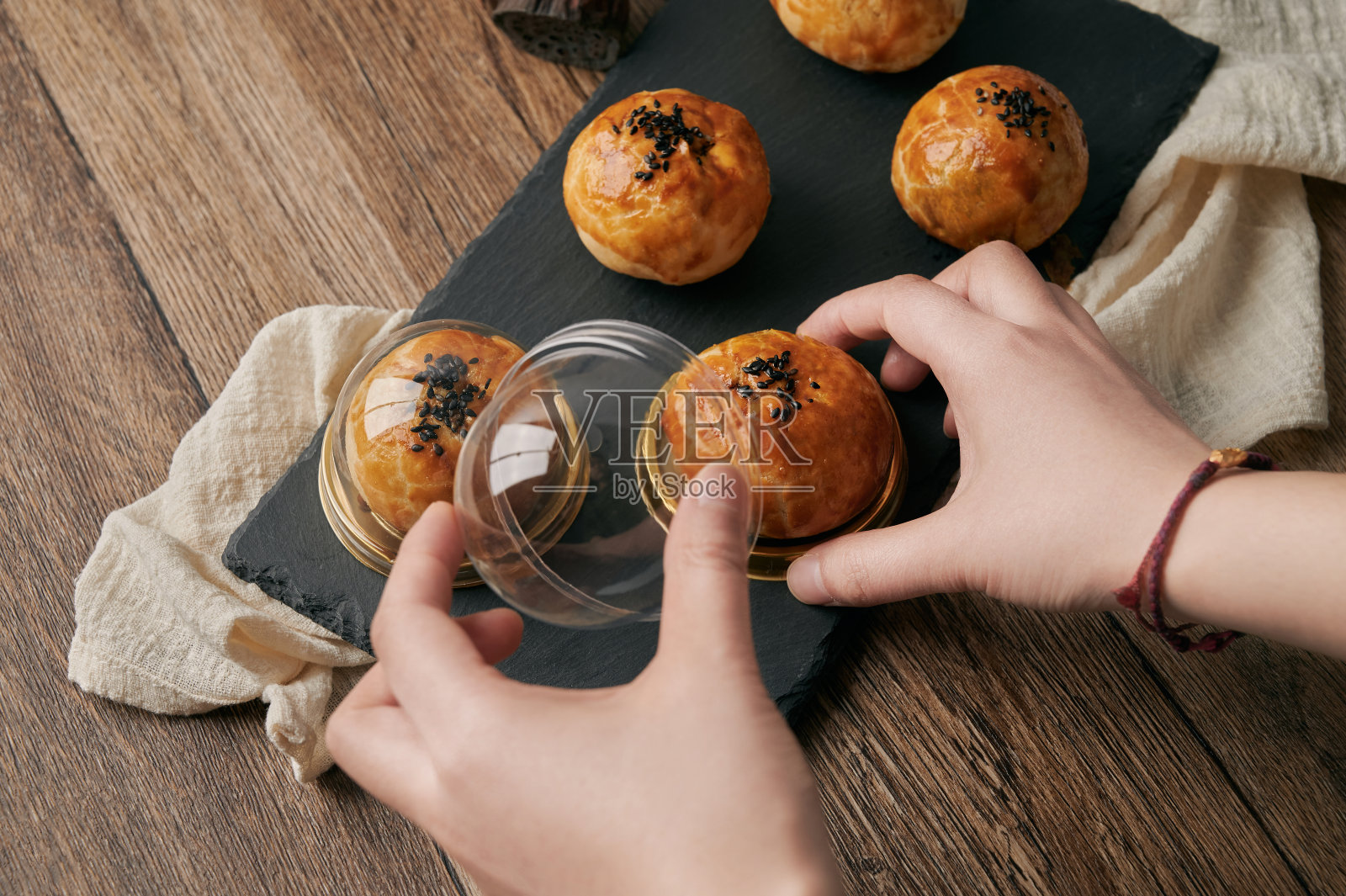 咸鸭蛋黄肉松配蛋黄酥照片摄影图片