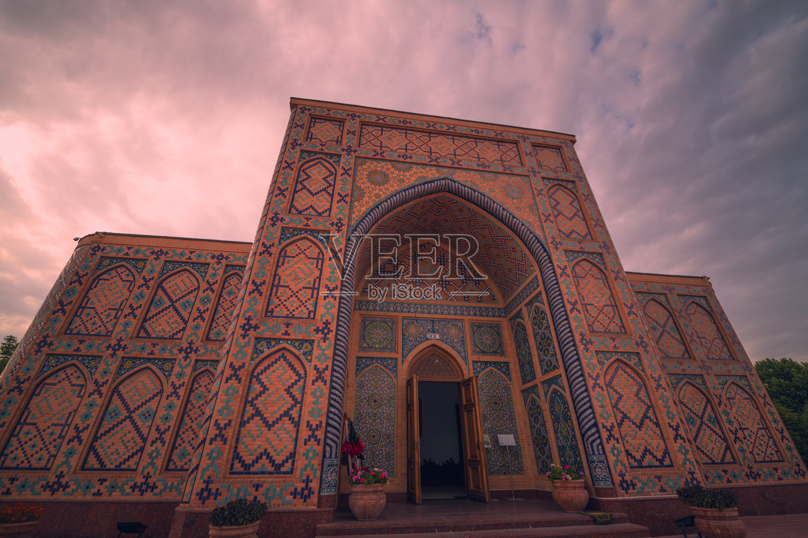 乌兹别克斯坦撒马尔罕乌鲁贝格宗教学校的瓷砖墙照片摄影图片