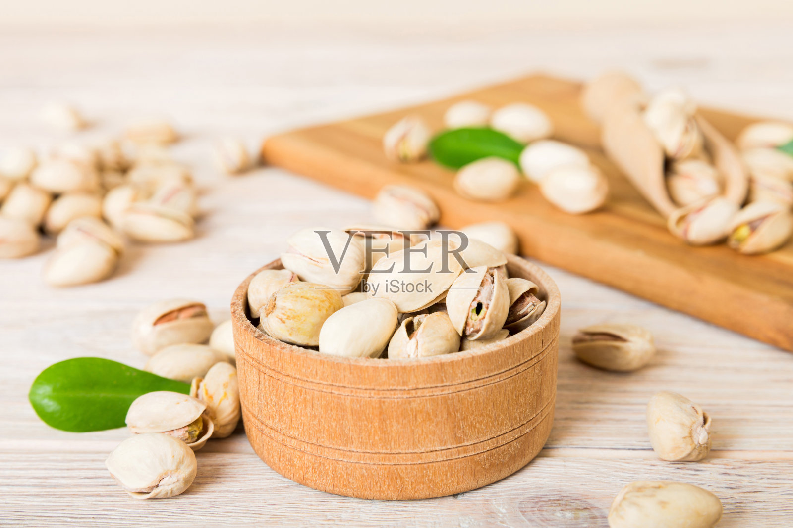 新鲜健康的开心果在碗在彩色的桌子背景。健康饮食理念。超级食物照片摄影图片