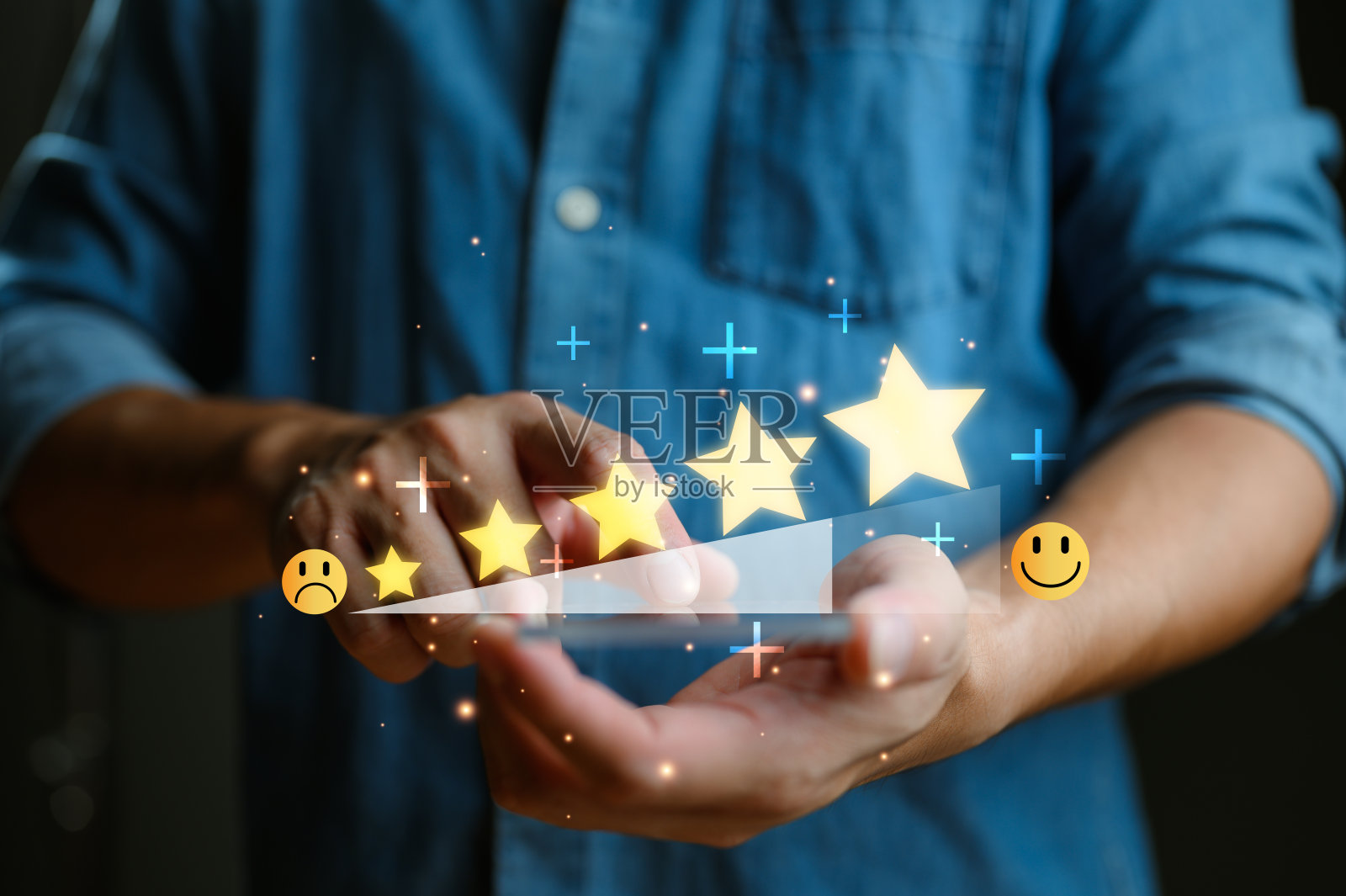 在客户使用产品和服务后，从客户满意度的概念出发，商家使用智能手机给予五颗发光的金星，作为优秀的评价调查。照片摄影图片