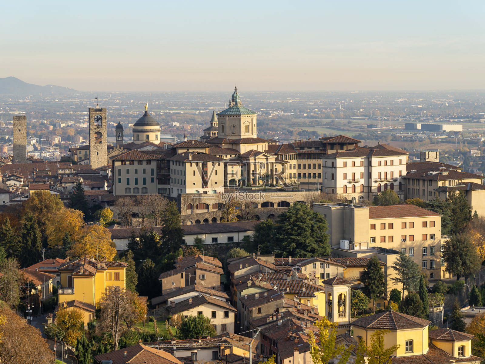 贝加莫。意大利最美丽的城市之一。清晨从圣维吉里奥山上看旧城的景色照片摄影图片