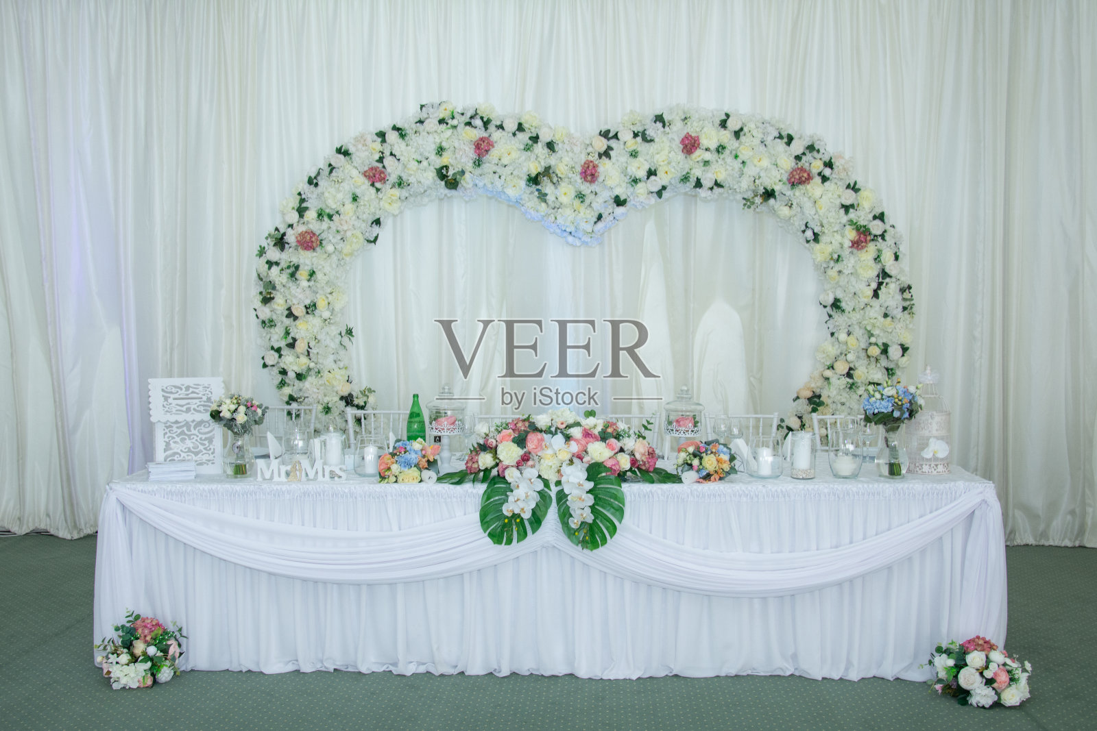 在罗马尼亚，用鲜花装饰的新婚餐桌照片摄影图片