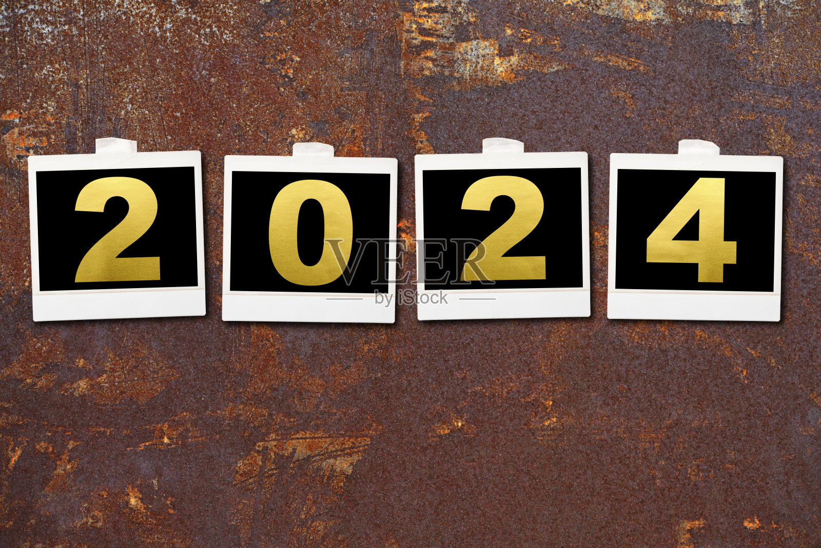 一排排2024年新年的照片贴在风化生锈的金属墙上照片摄影图片