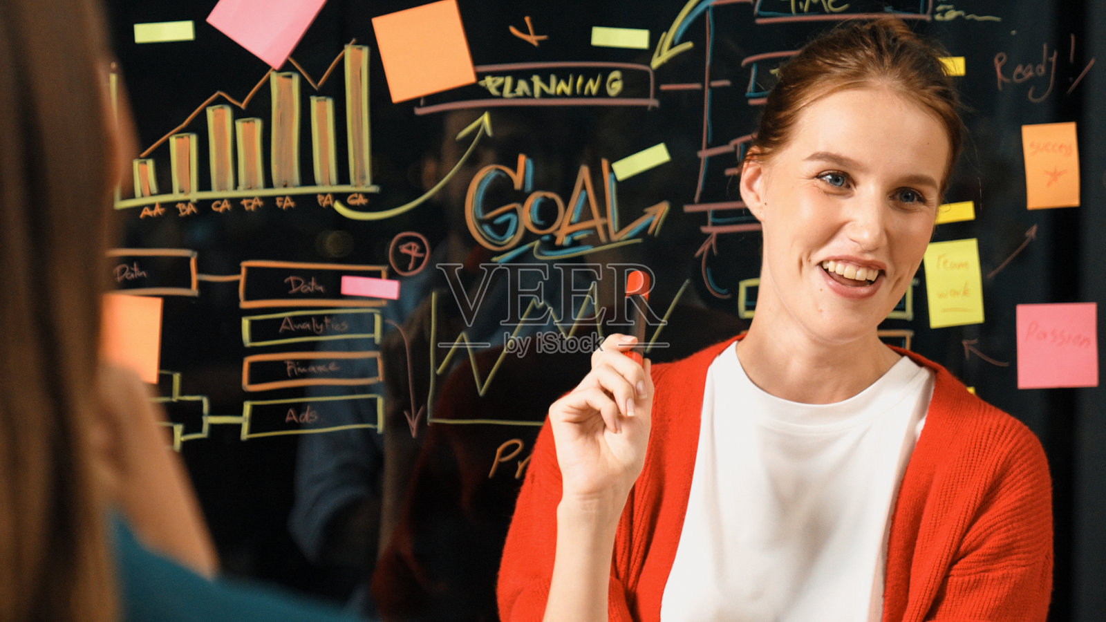 经理在玻璃墙上展示图表和商业计划的特写。窗饰照片摄影图片