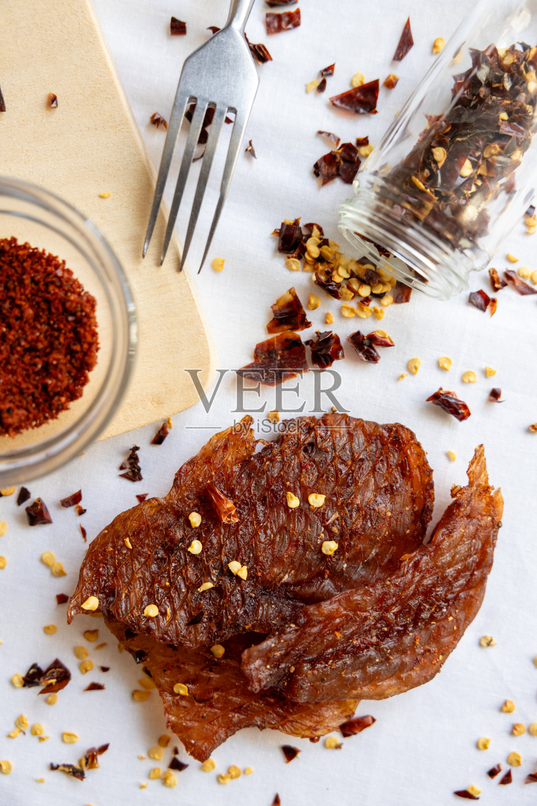 白底肉干，肉干加香料照片摄影图片