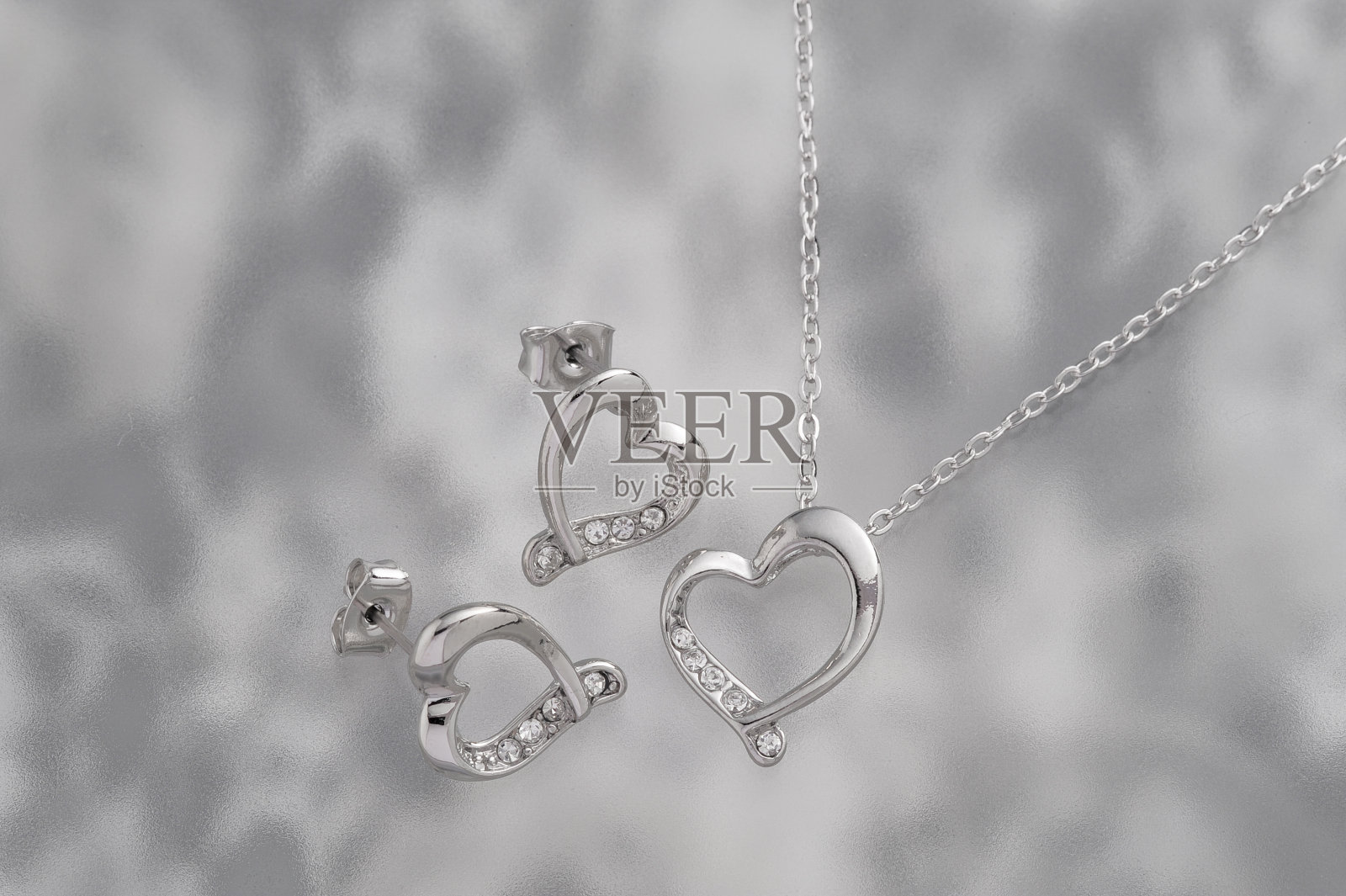 心形项链和钻石耳环照片摄影图片