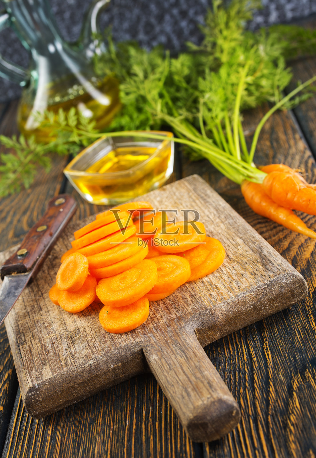 木板和新鲜的胡萝卜照片摄影图片