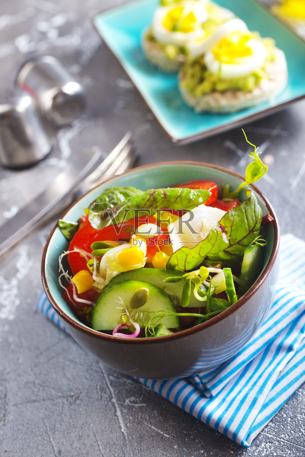 绿色素食沙拉由绿叶和蔬菜混合而成。减肥食品照片摄影图片