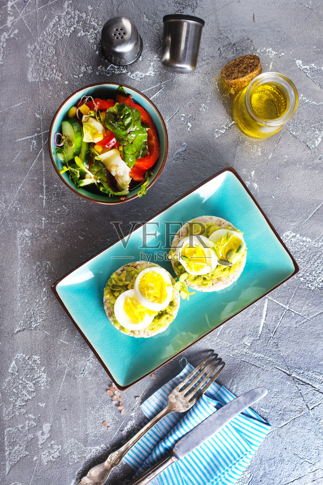 健康美味的吐司配牛油果，白奶酪和煮鸡蛋照片摄影图片