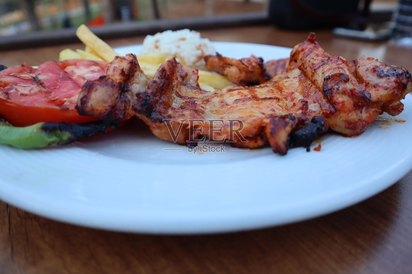 烤鸡排，配土豆，番茄，胡椒和米饭。土耳其菜。照片摄影图片