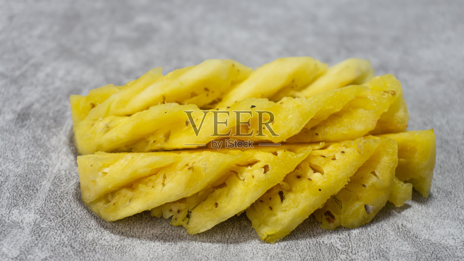 菠萝水果片在灰色背景与混凝土纹理照片摄影图片