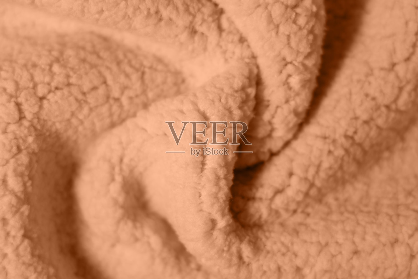 蜜桃绒毛，2024年度流行色。白色软羊皮纺织格的俯视图。温暖舒适的背景。蜜桃绒毛，2024年度流行色。照片摄影图片