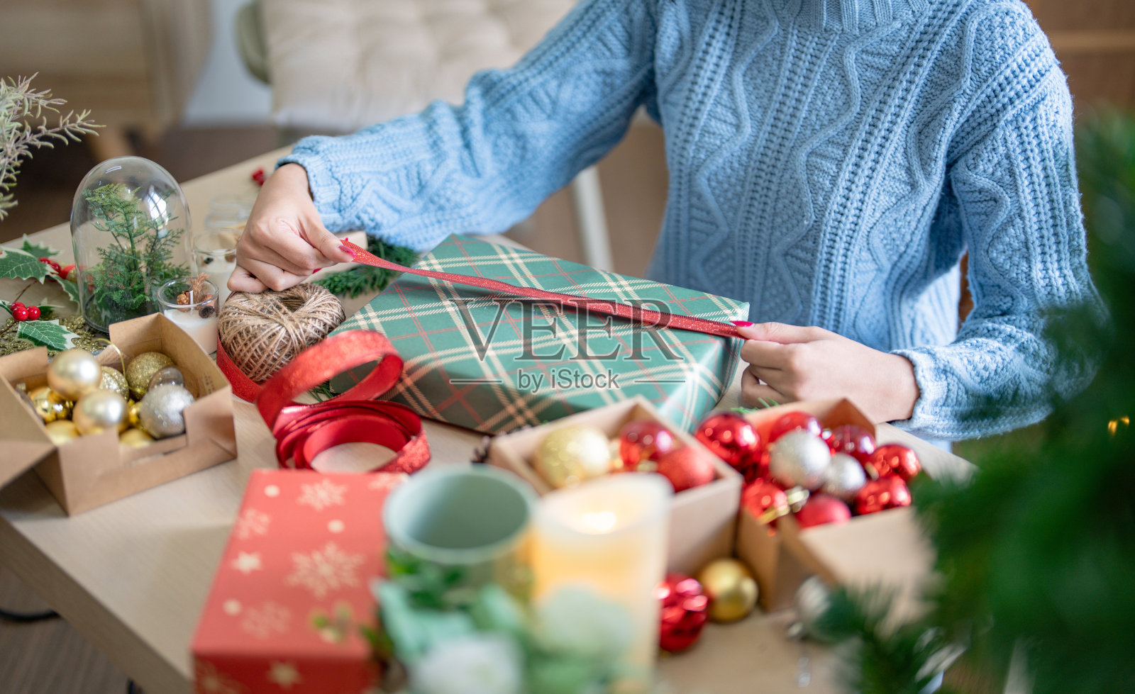 女人在针织毛衣包装圣诞节presentsÂ与生态纸女孩包装圣诞礼物圣诞节假期的概念照片摄影图片