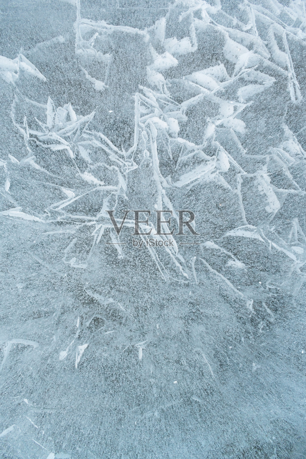 背景冷冻水与花式图案。冰纹理。冰冻水中的裂缝和气泡。照片摄影图片