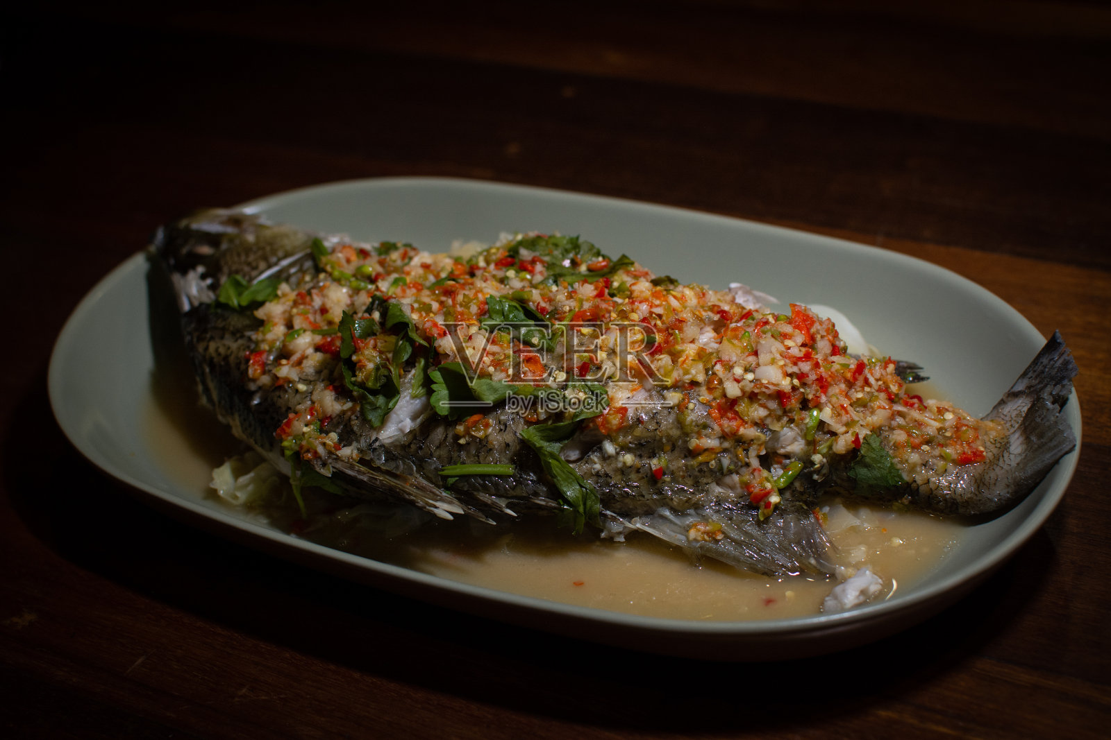 青柠辣味汤清蒸鲈鱼照片摄影图片