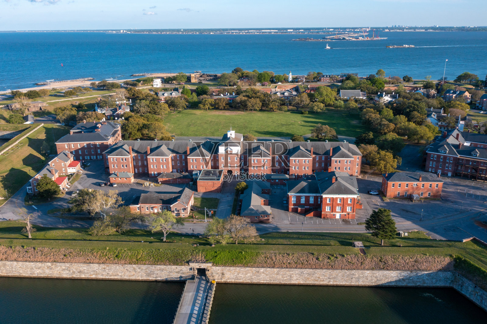 维吉尼亚州汉普顿门罗堡主校区鸟瞰图，面向切萨皮克湾照片摄影图片