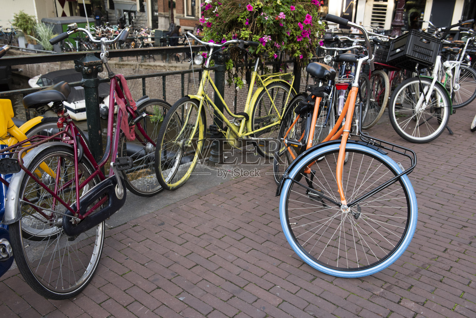 荷兰阿姆斯特丹市内停放的自行车照片摄影图片