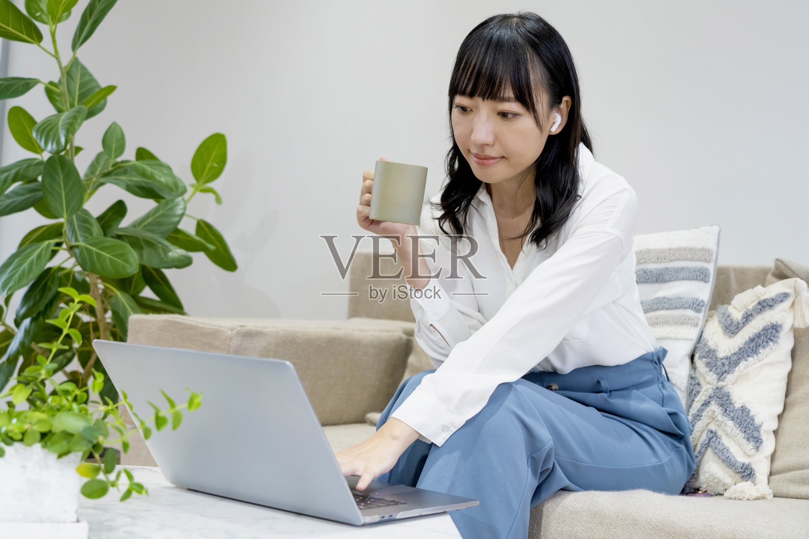 亚洲女性在家用笔记本电脑工作照片摄影图片