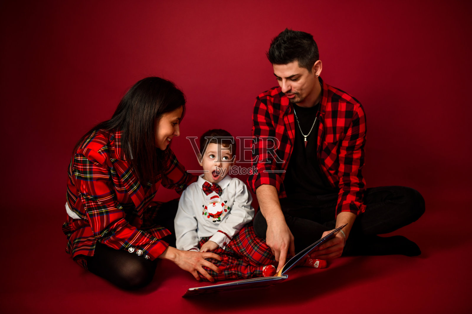 孩子对父母展示的绘本感到厌烦照片摄影图片