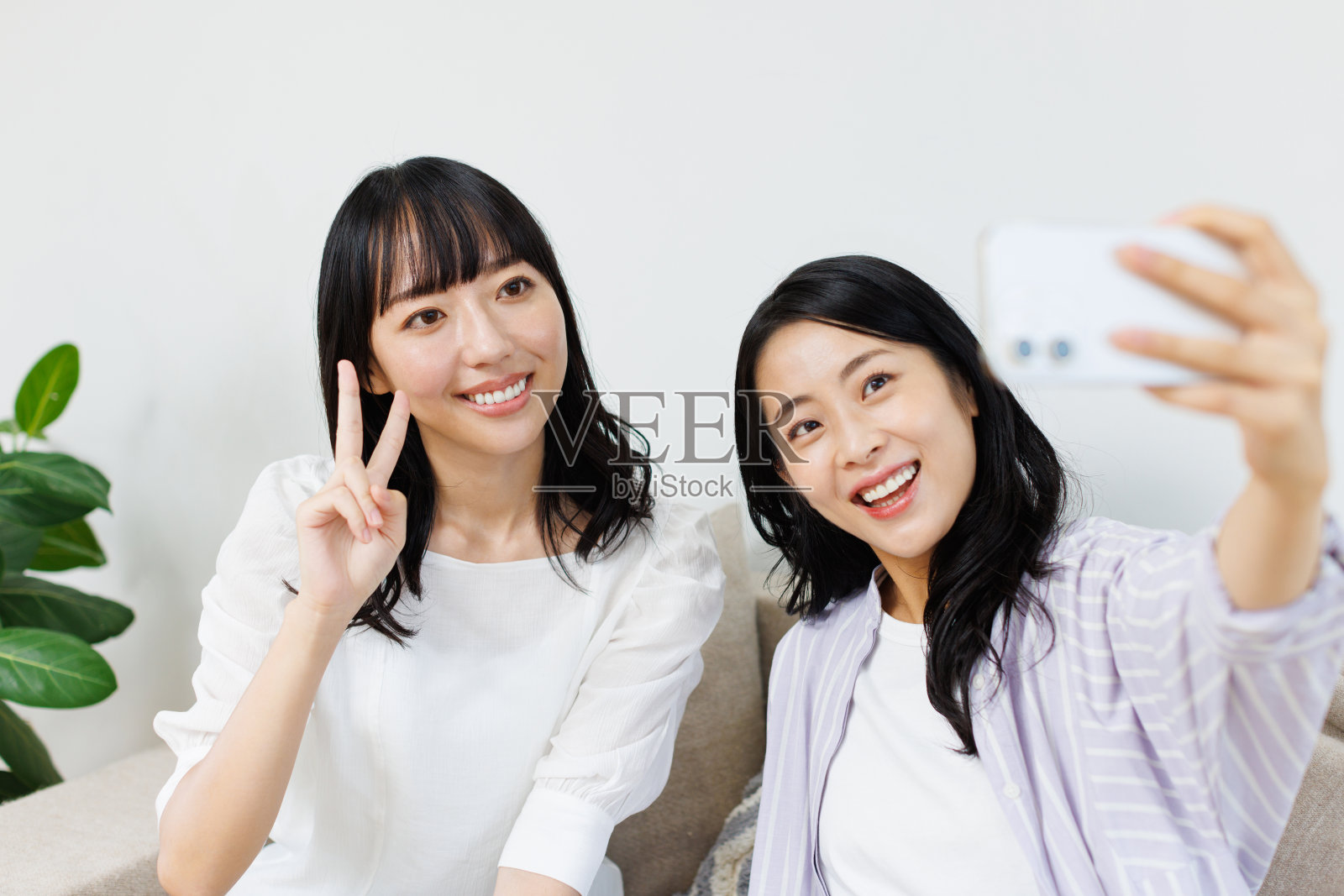 年轻的亚洲女性在家里自拍照片摄影图片