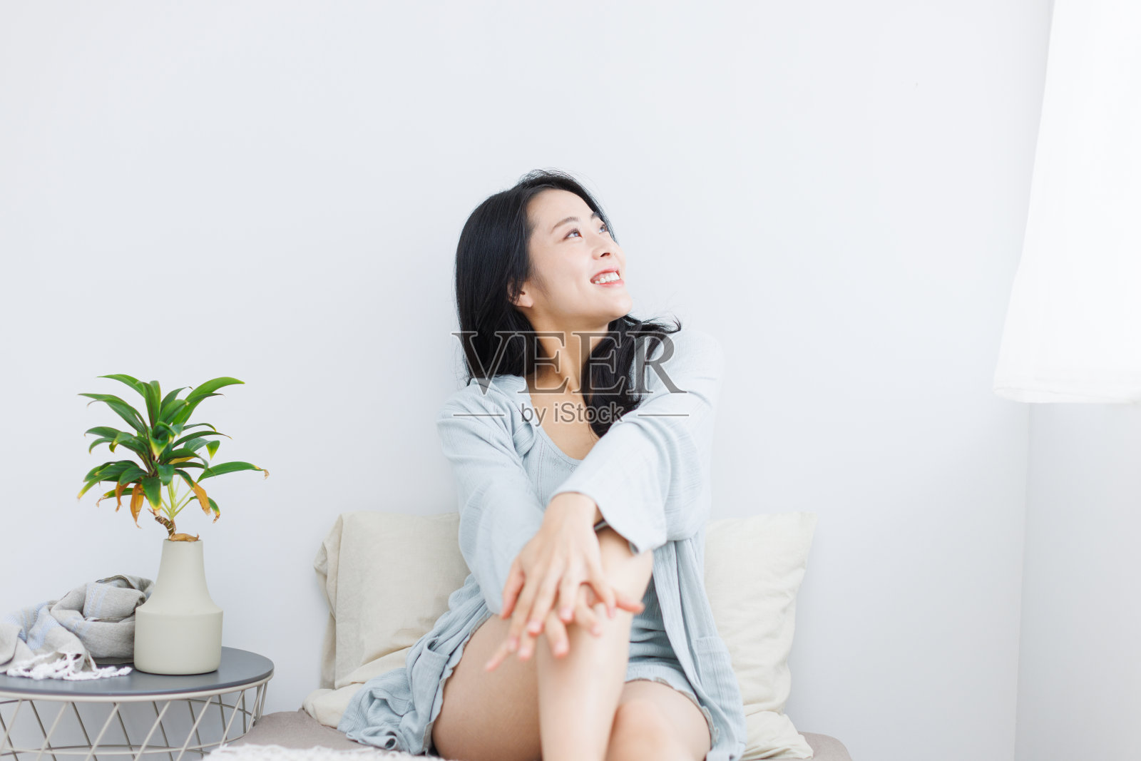 年轻的亚洲女人在家里放松照片摄影图片