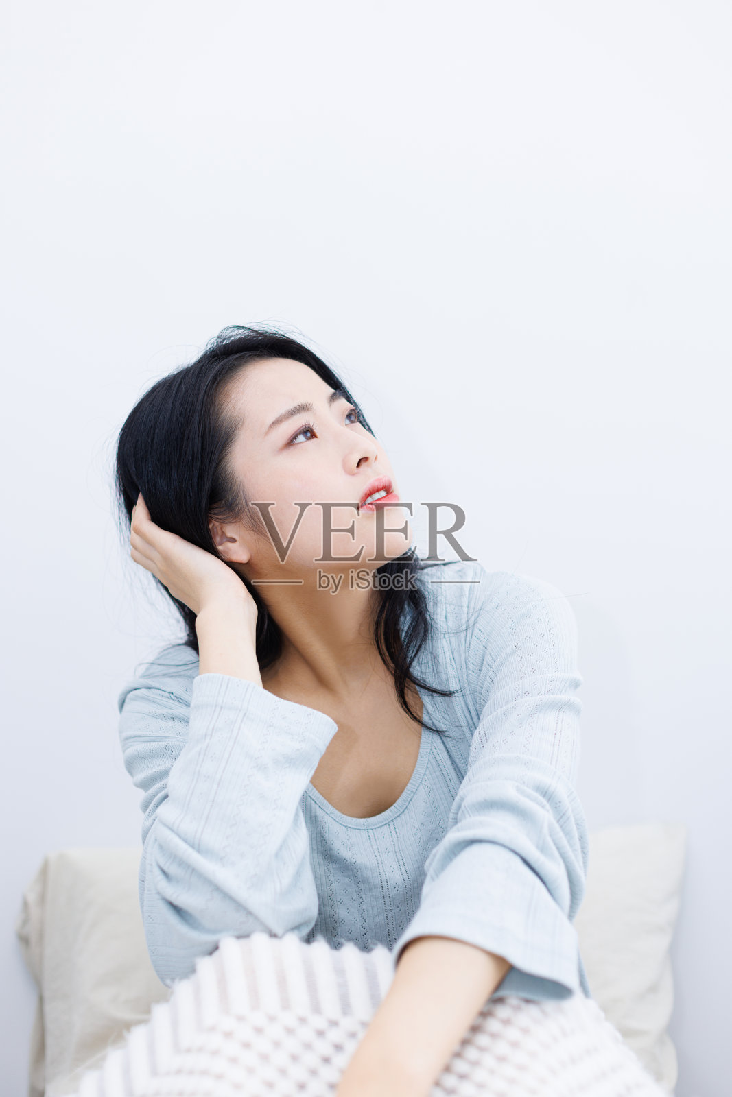 年轻的亚洲女性在床上感到沮丧照片摄影图片