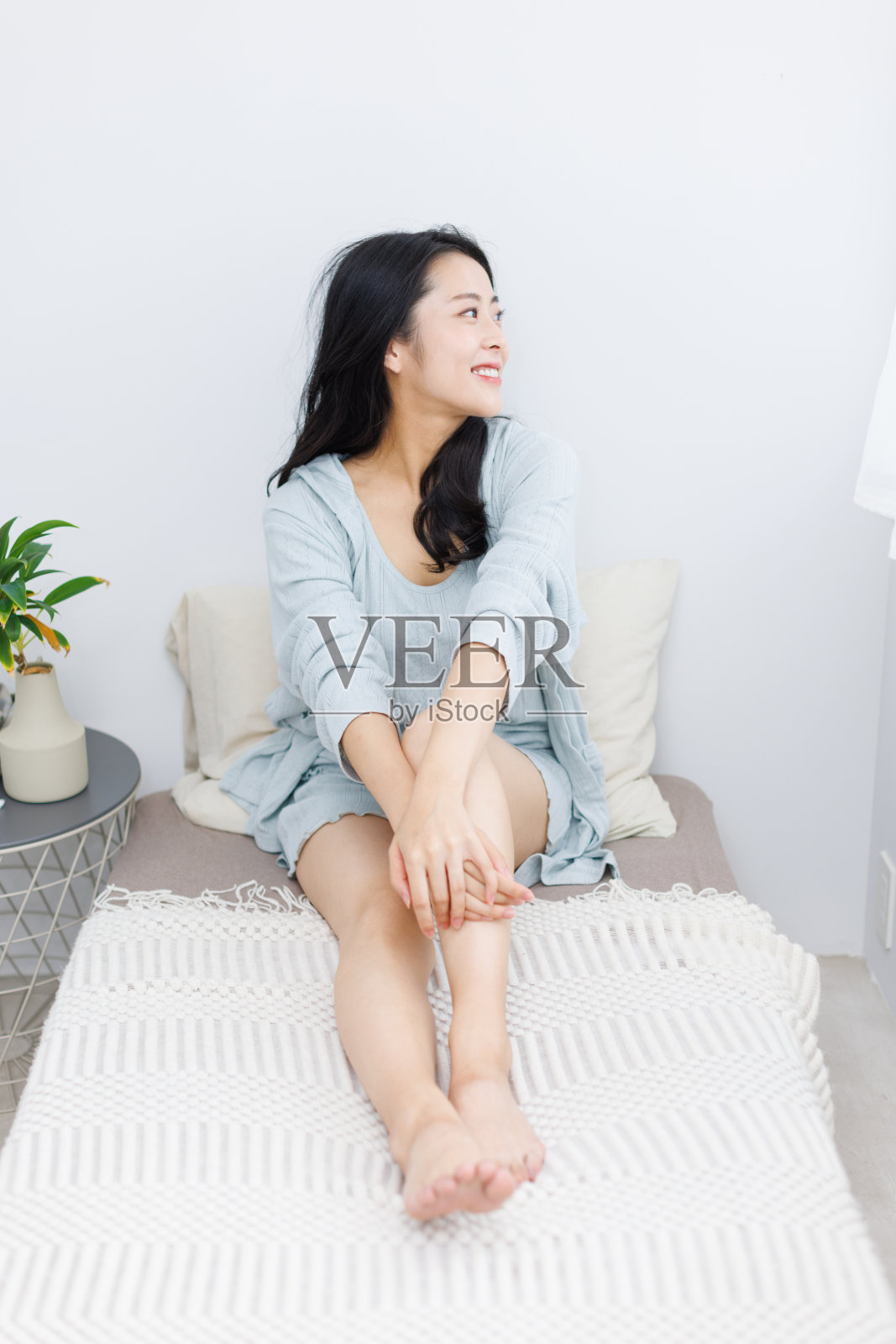 年轻的亚洲女人在家里放松照片摄影图片