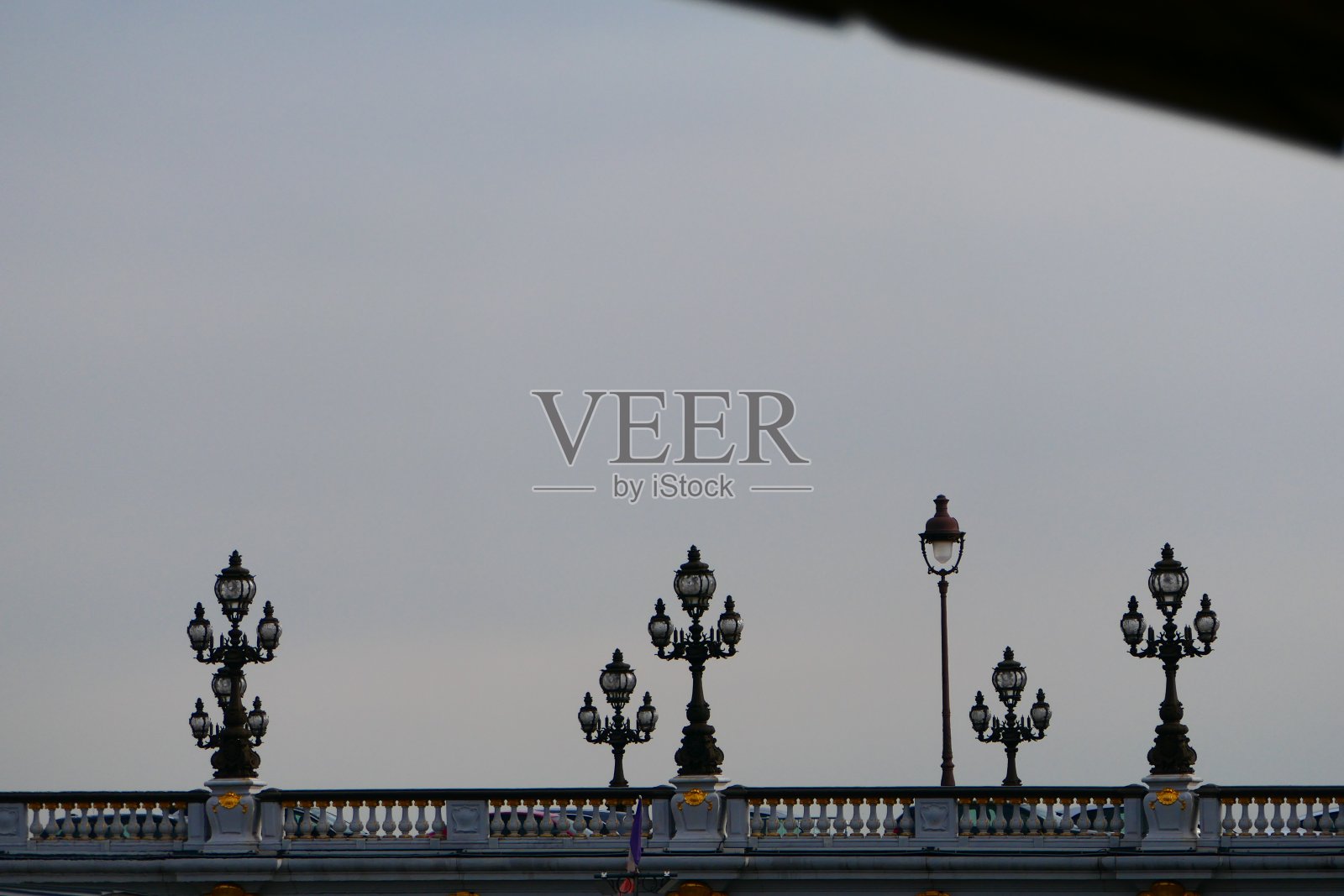 法国巴黎，亚历山大三世大桥上的路灯照片摄影图片