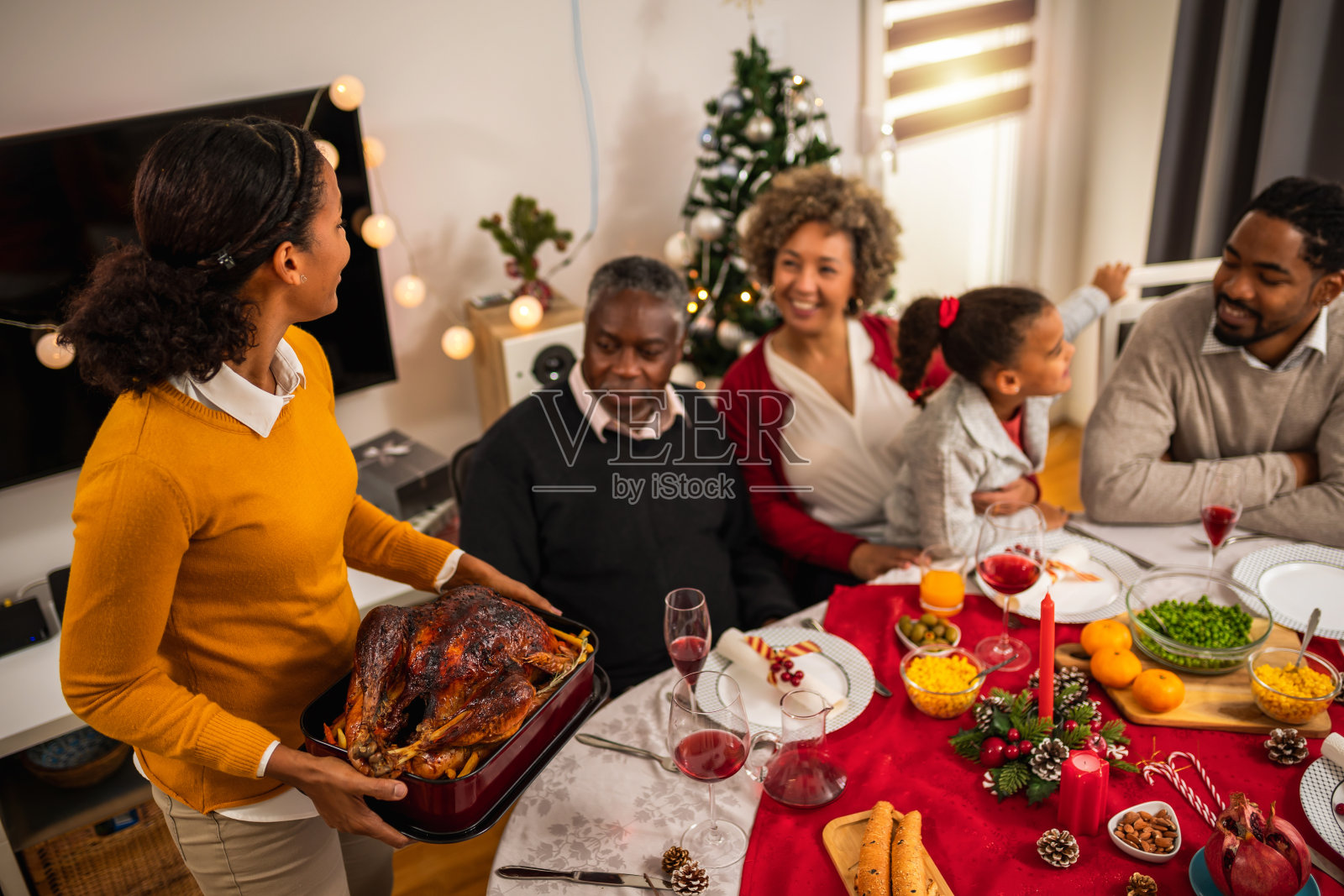 圣诞夜的餐桌上正摆着火鸡。照片摄影图片
