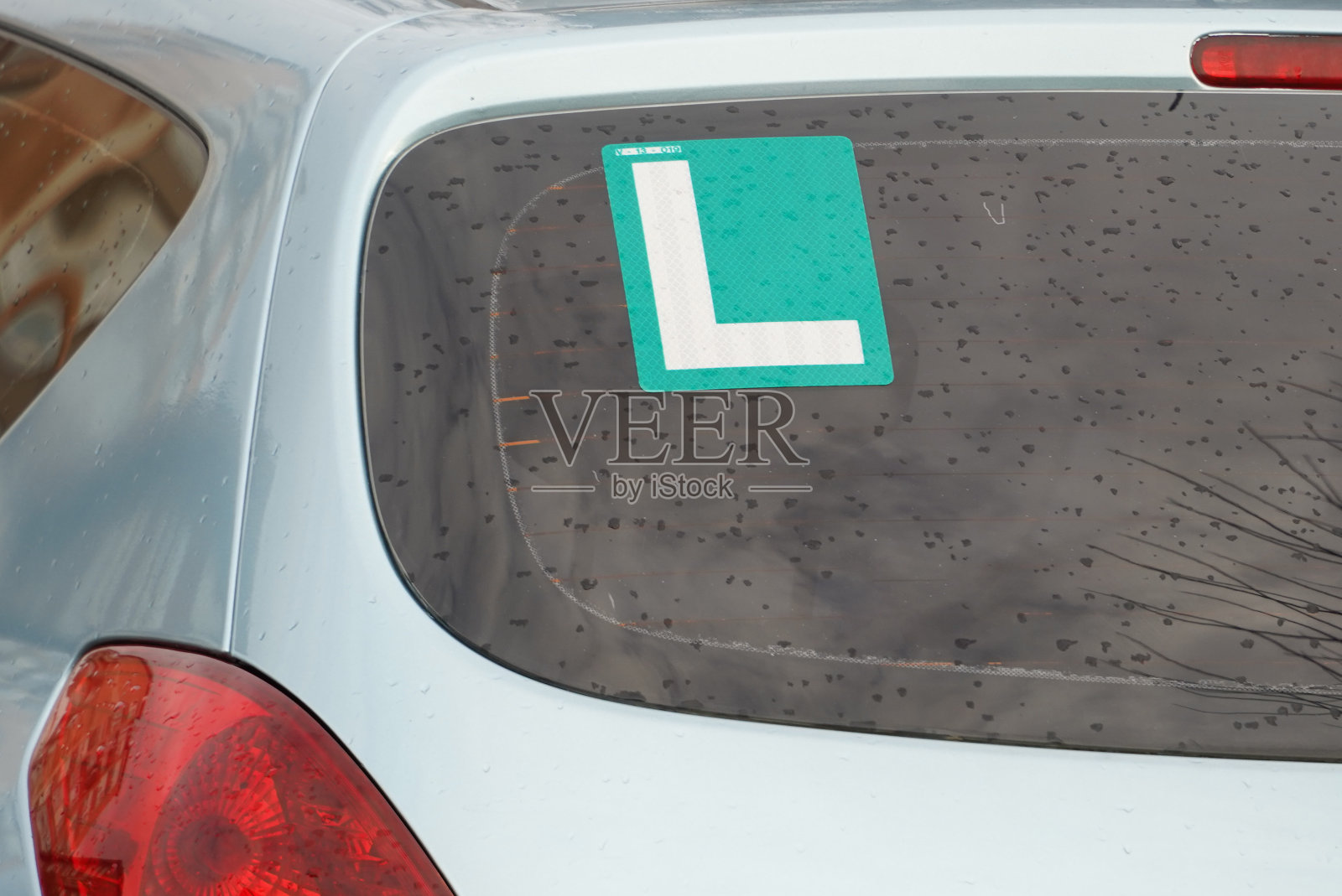 西班牙一辆新车上的新司机签名照片摄影图片