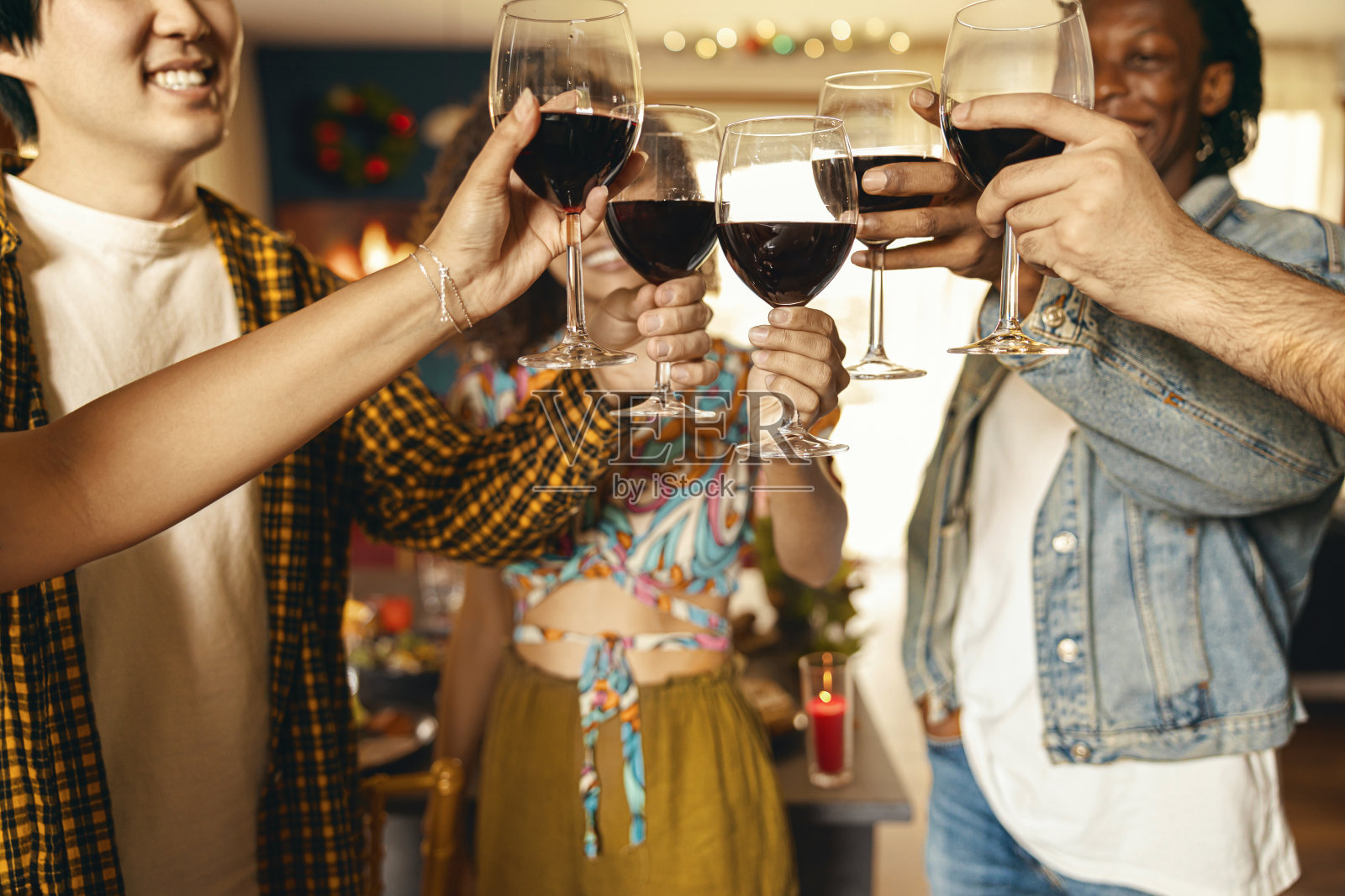 亲密的朋友们在家里喝着酒，享受着节日晚宴的时光照片摄影图片