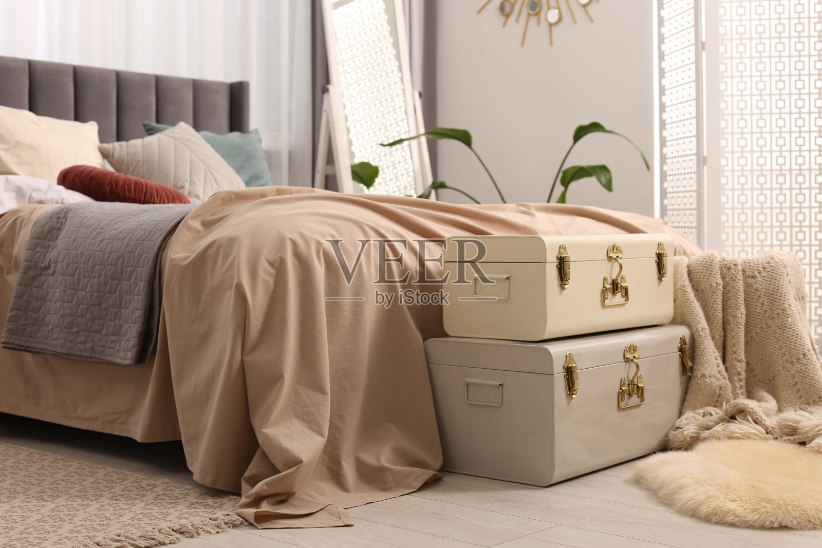 舒适的大床，柔软的枕头和毯子在房间里。家纺照片摄影图片