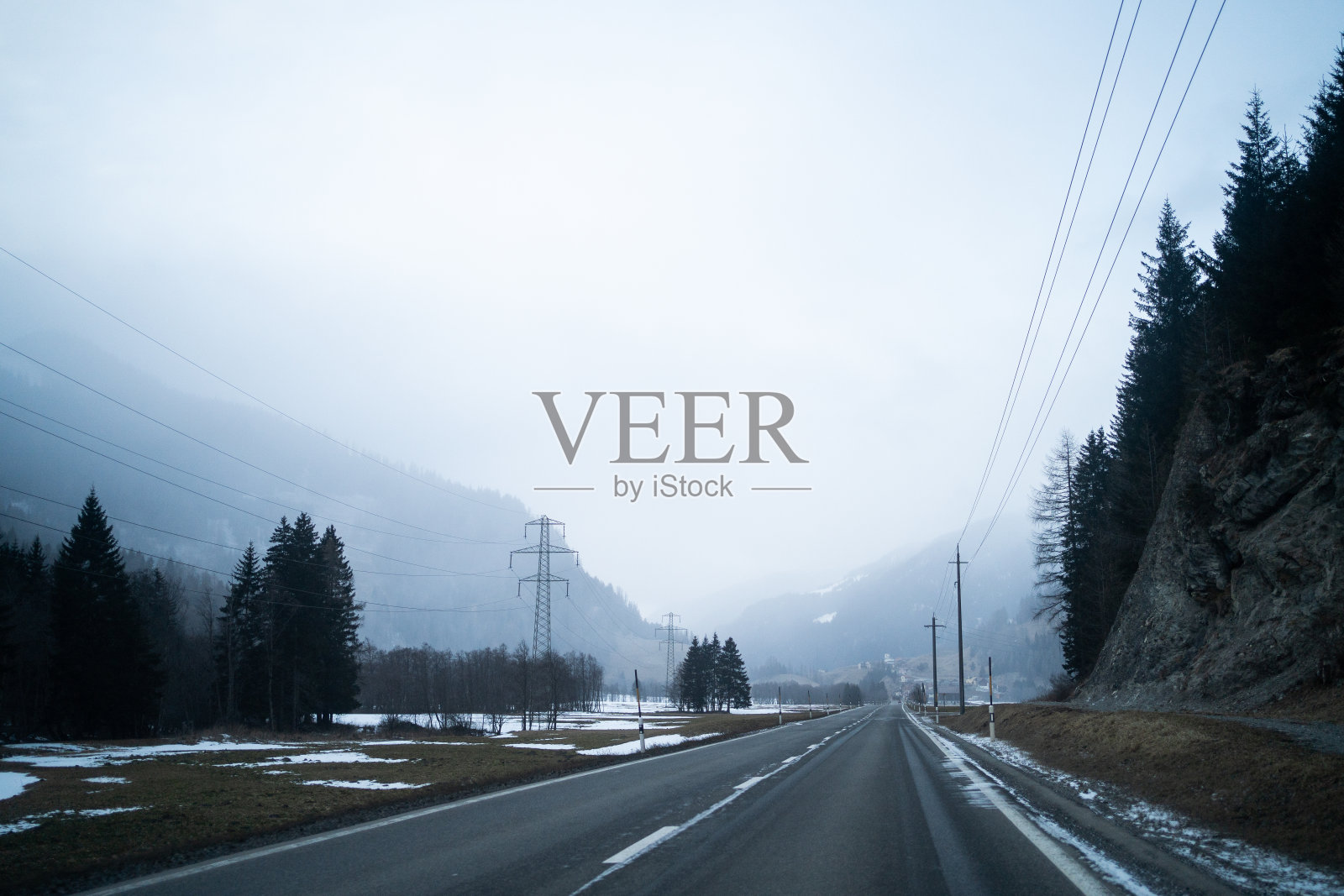 积雪覆盖的瑞士阿尔卑斯公路照片摄影图片