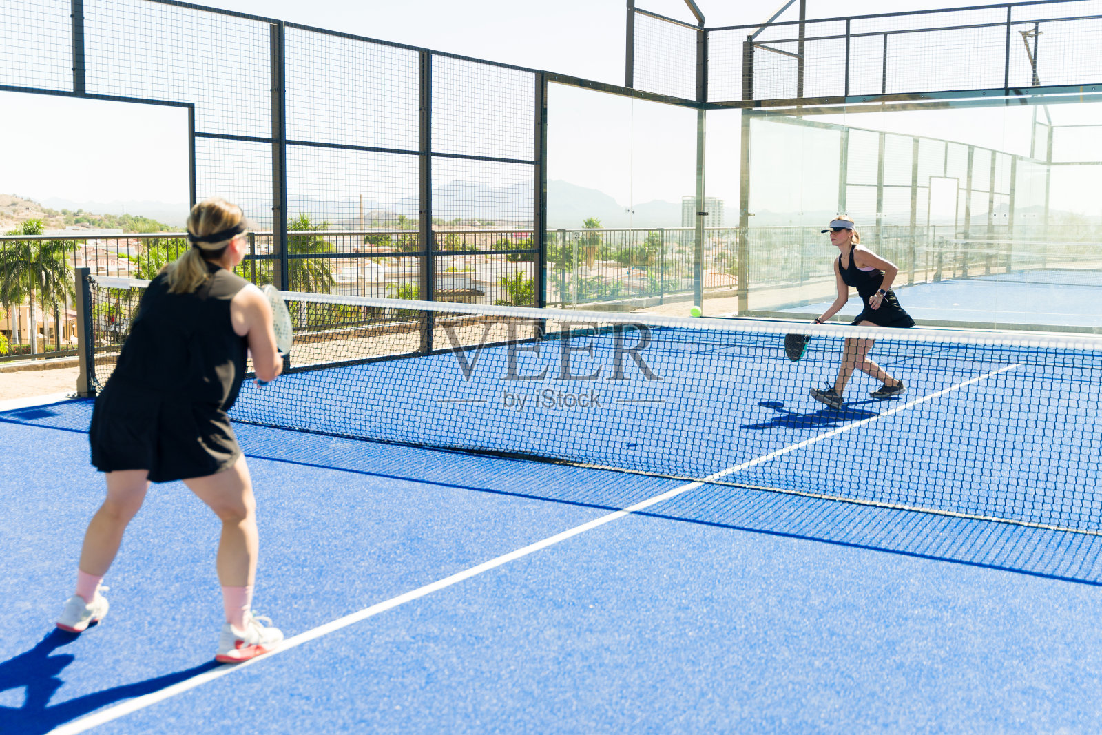 白种人妇女玩打板和锻炼照片摄影图片