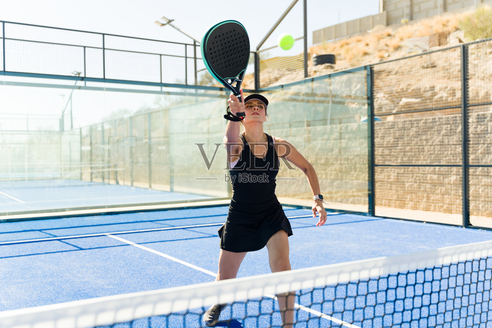 一个运动的女人赢得了一场乒乓球比赛照片摄影图片