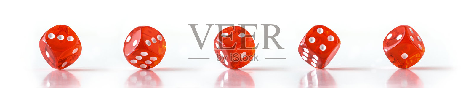 一组骰子放在反射桌上的角落里照片摄影图片